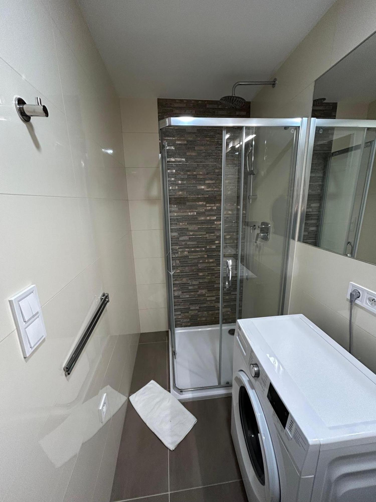 Rasinovo Nabrezi - Riverside Residence Прага Екстериор снимка