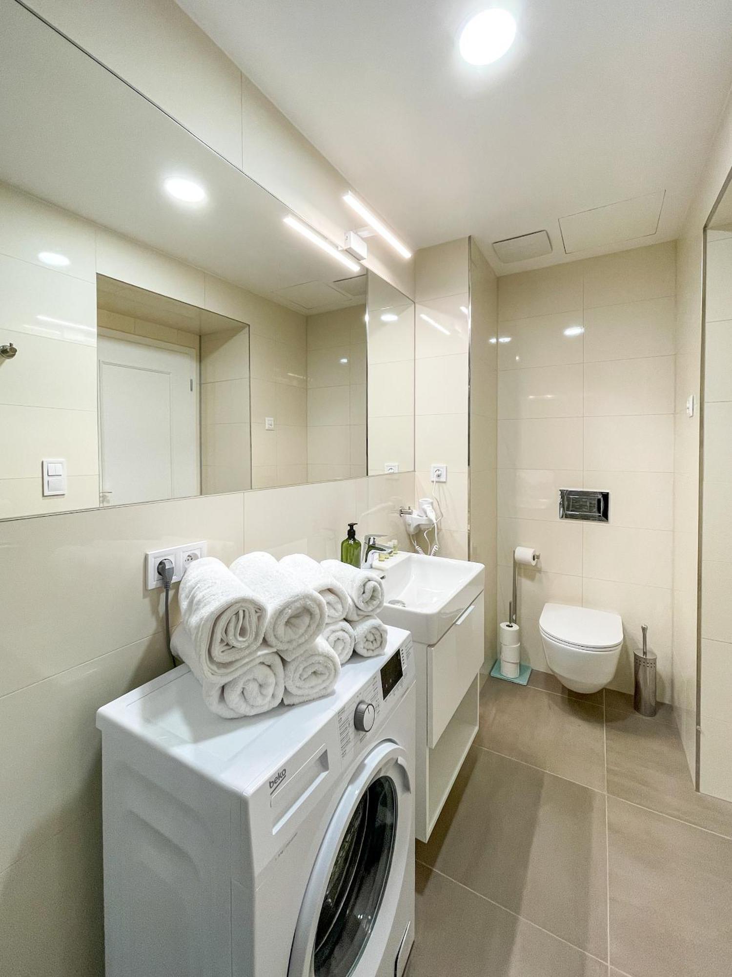 Rasinovo Nabrezi - Riverside Residence Прага Екстериор снимка