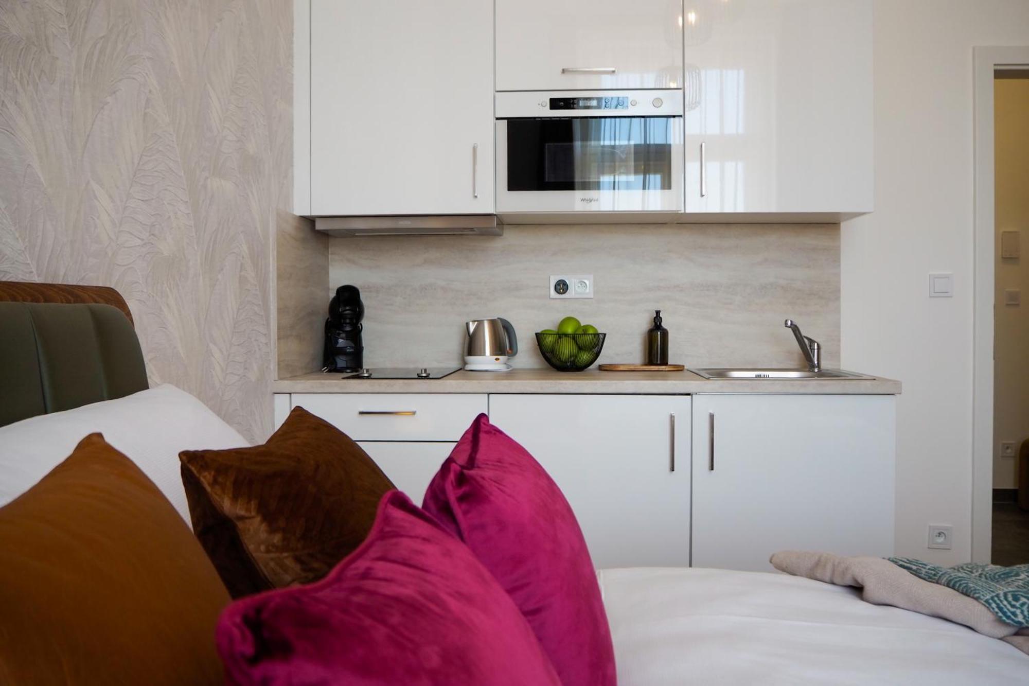 Rasinovo Nabrezi - Riverside Residence Прага Екстериор снимка