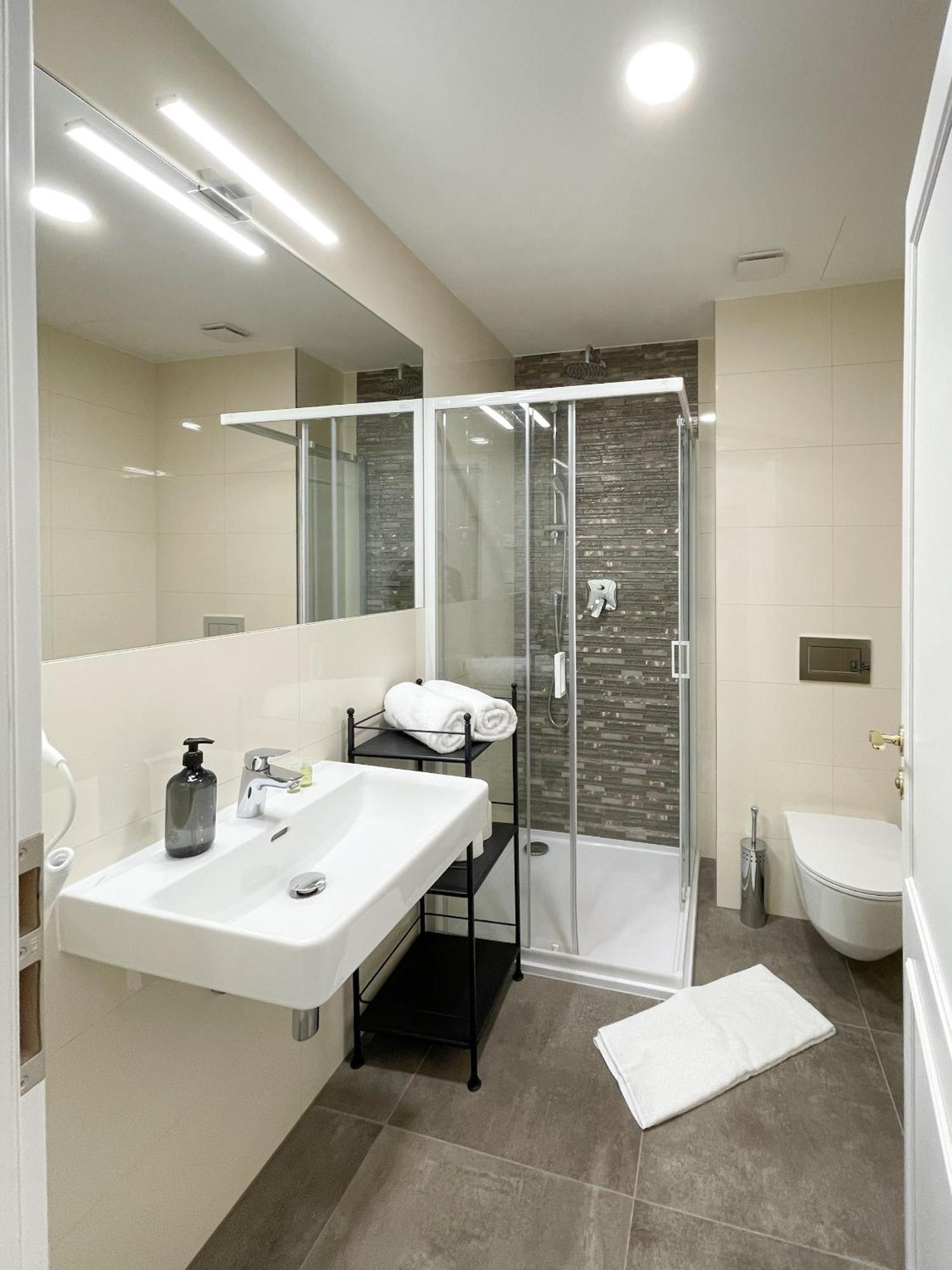 Rasinovo Nabrezi - Riverside Residence Прага Екстериор снимка