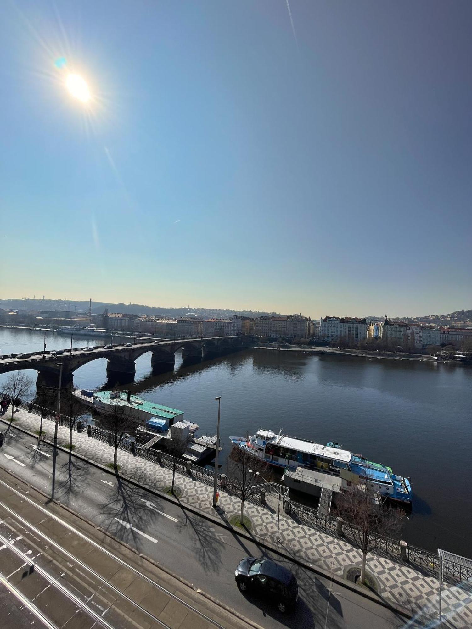 Rasinovo Nabrezi - Riverside Residence Прага Екстериор снимка
